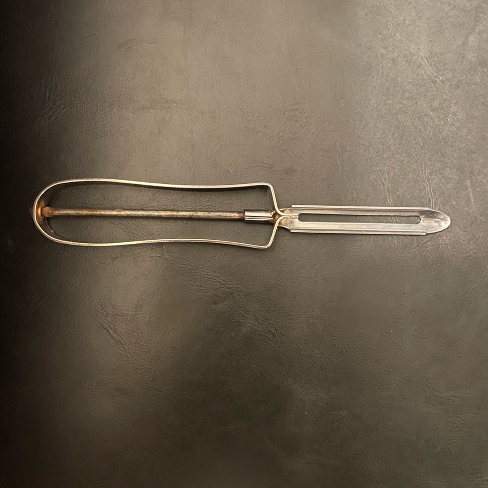 Potato or vegetable peeler